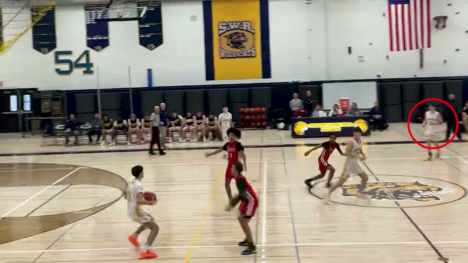 Basketball play with the original highlight circle marking the athlete